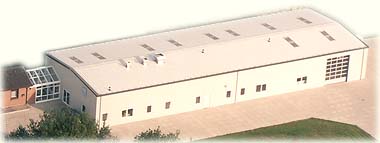 Unsere Werkhalle: Platz auch für die problemlose Beschriftung größter LKWs